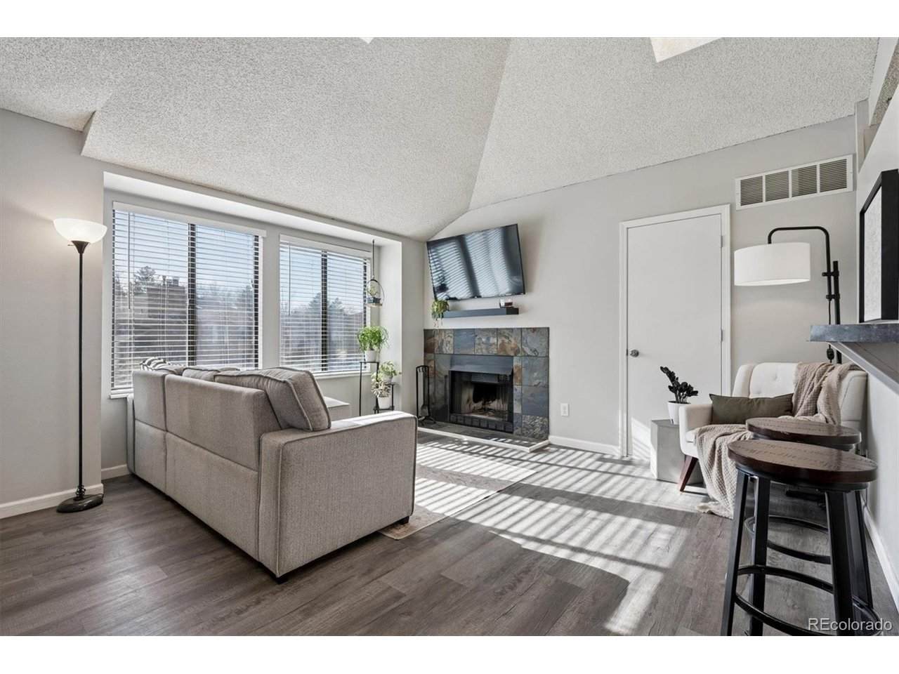 10233 80th Dr - Photo 1