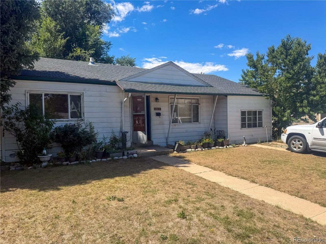 3323 Grape St - Photo 1