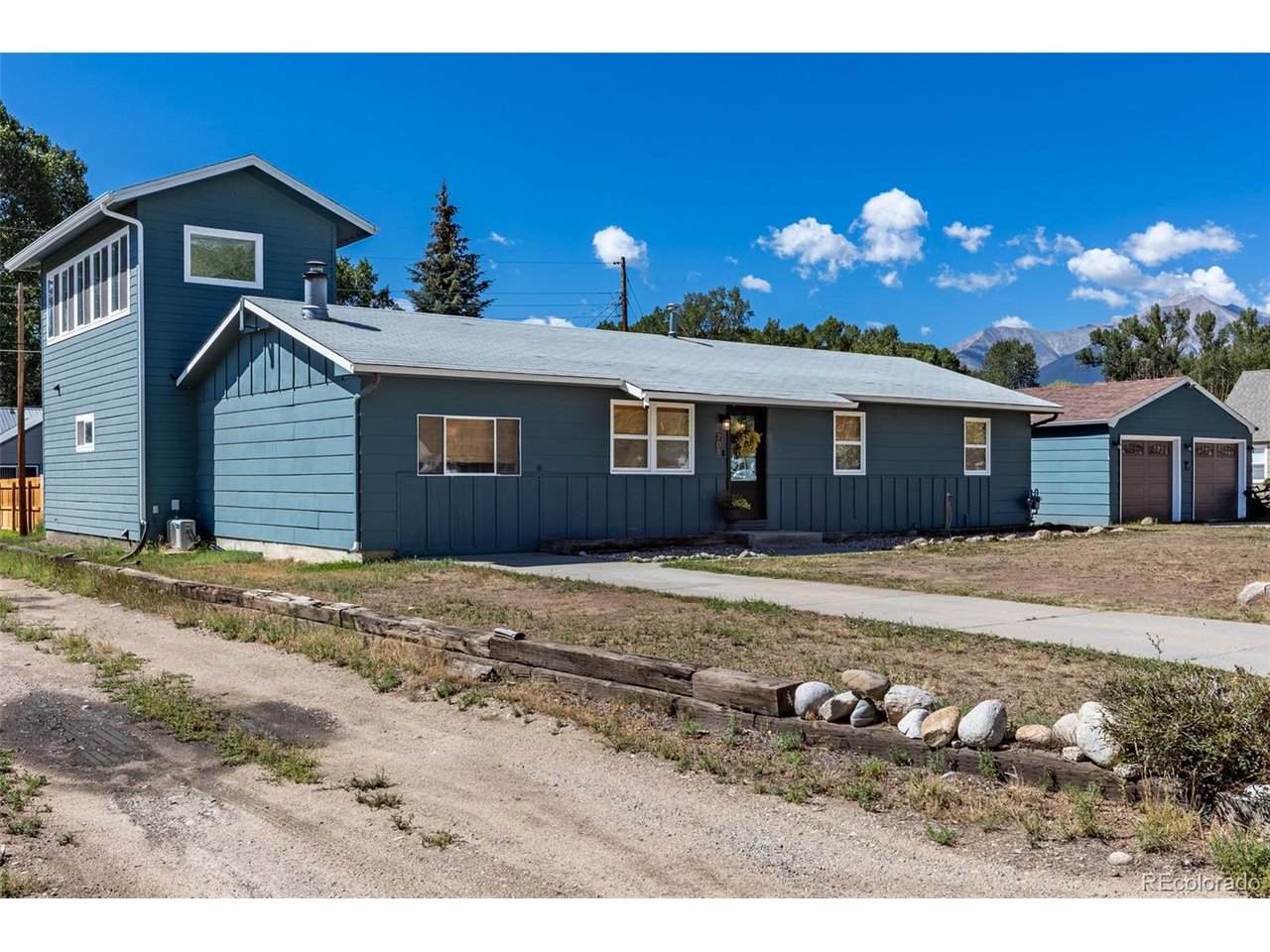 701 James Pl - Photo 1