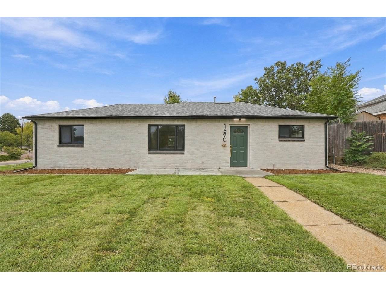 1590 Oak Pl - Photo 1