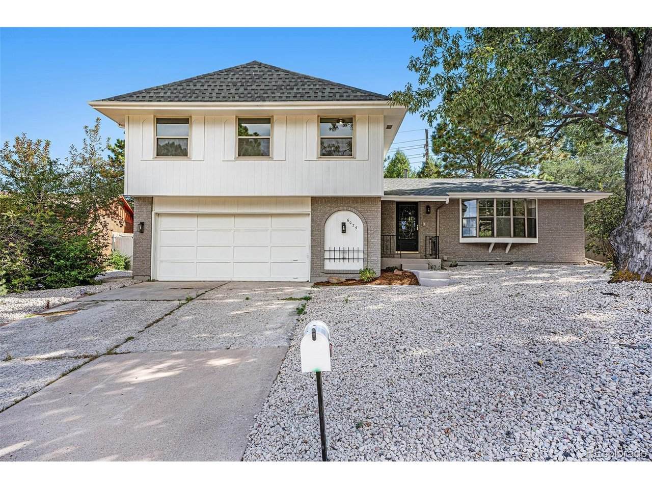 6075 Castlewood Ln - Photo 1