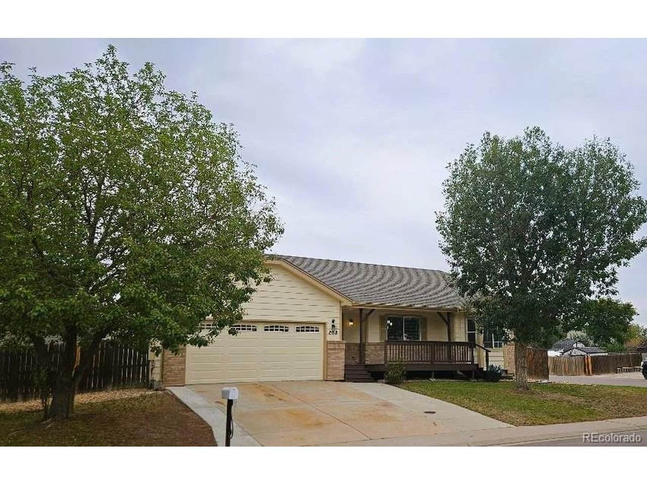 808 Idalia St - Photo 1