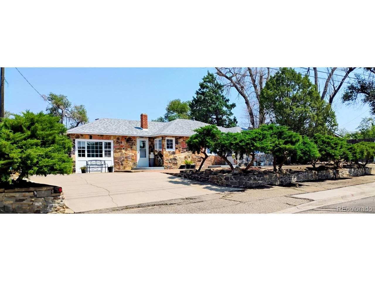 1117 6th St - Photo 1