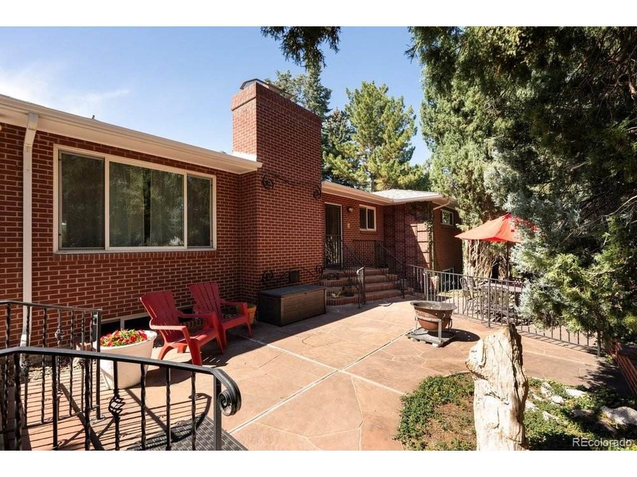 1045 Cody St - Photo 1