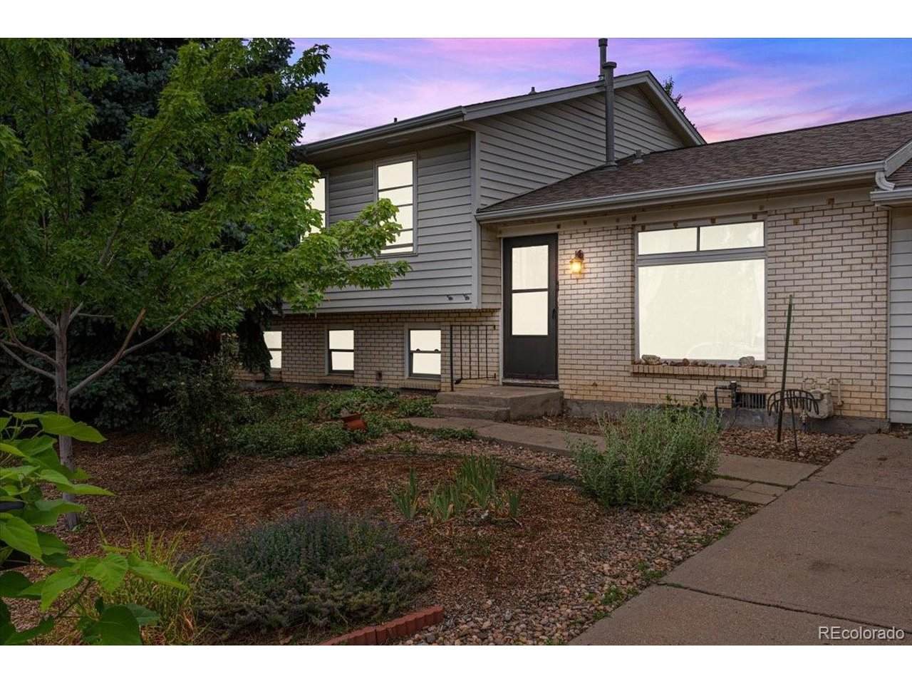 9755 Elizabeth St - Photo 1