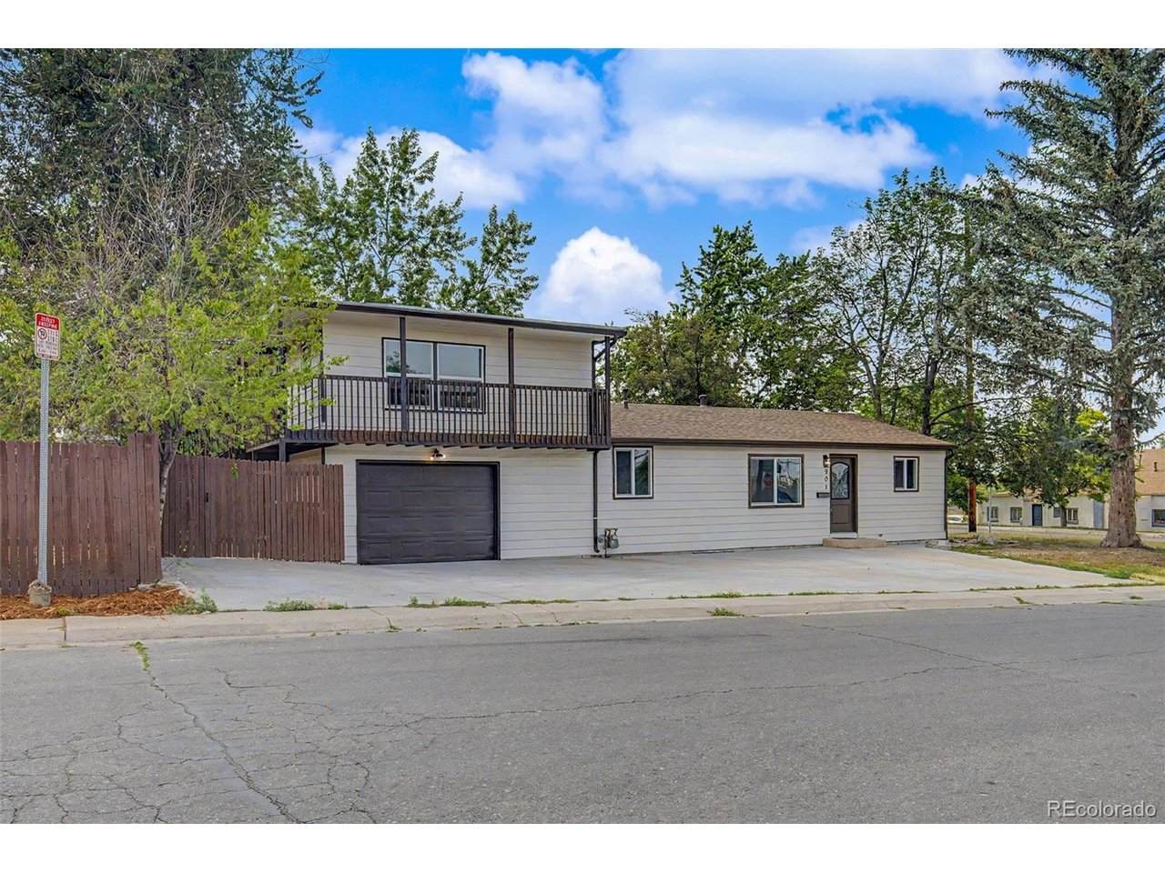 901 Raleigh St - Photo 1