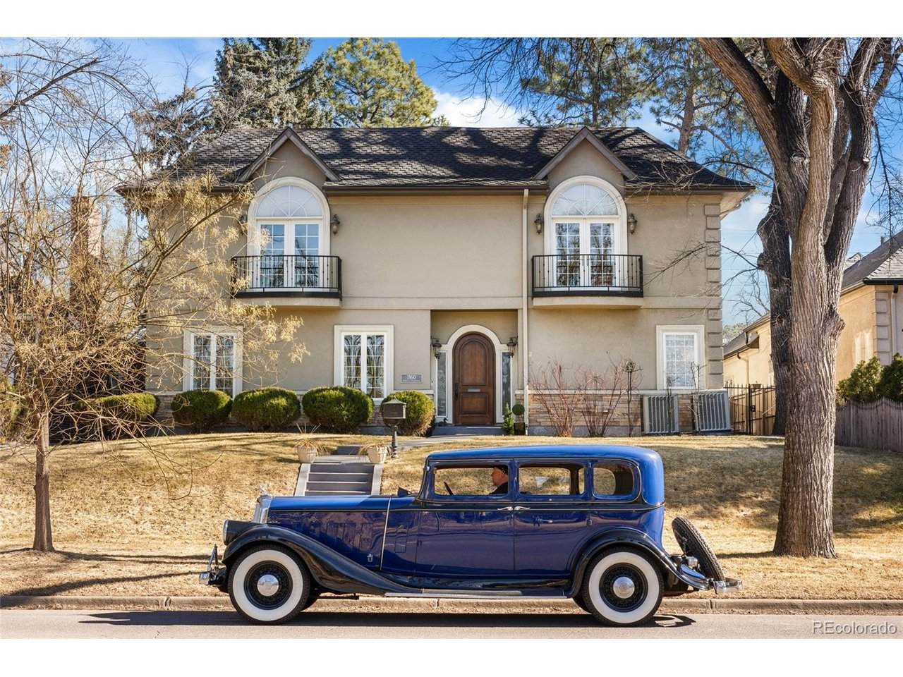 1160 Monaco Pkwy - Photo 1