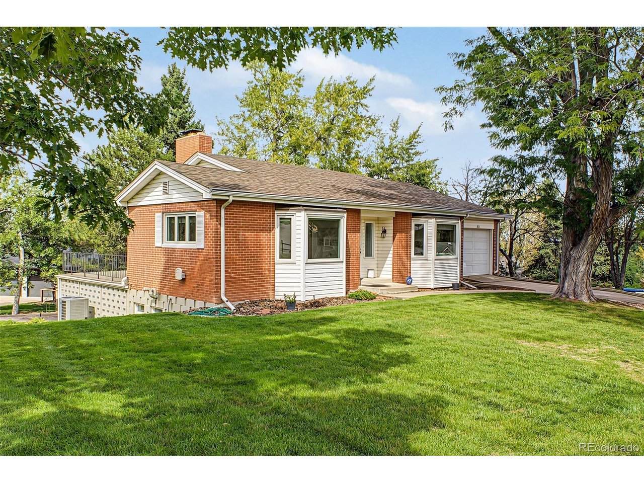 2555 Queen St - Photo 1