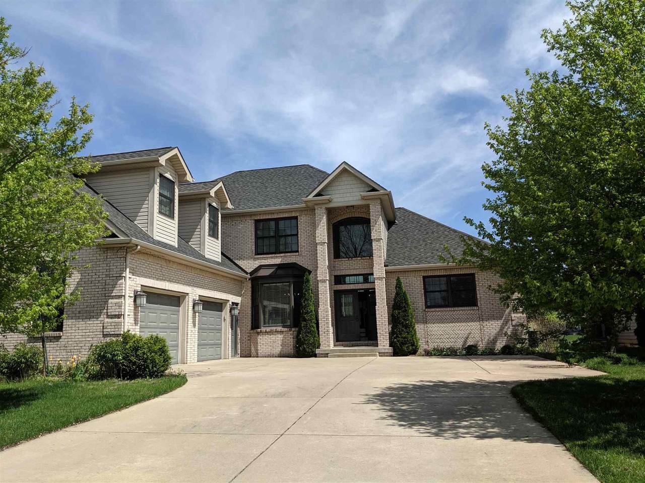 172 Colonial Court - Photo 1