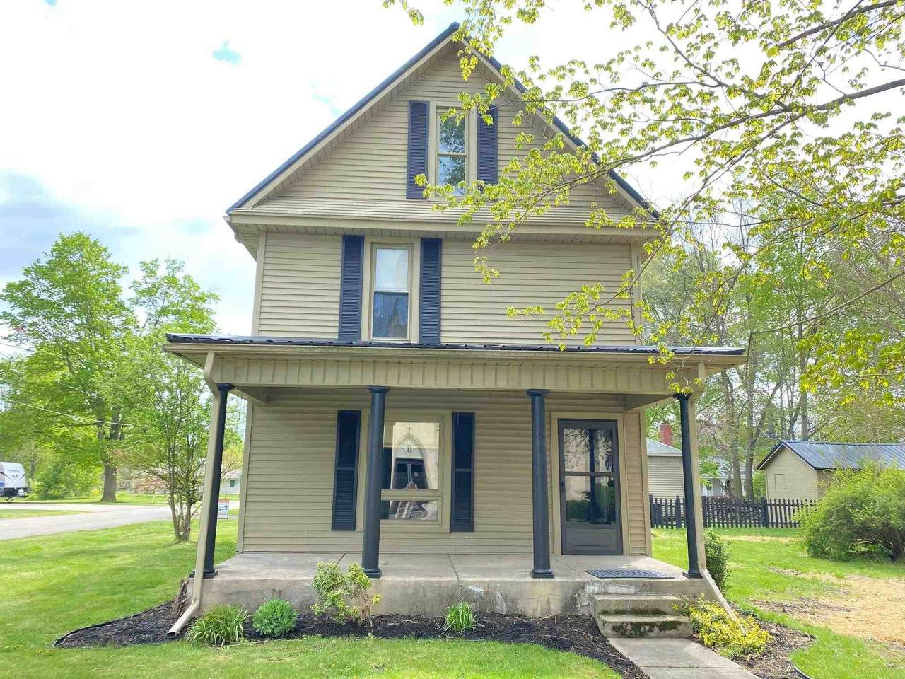 607 Fourth St - Photo 1