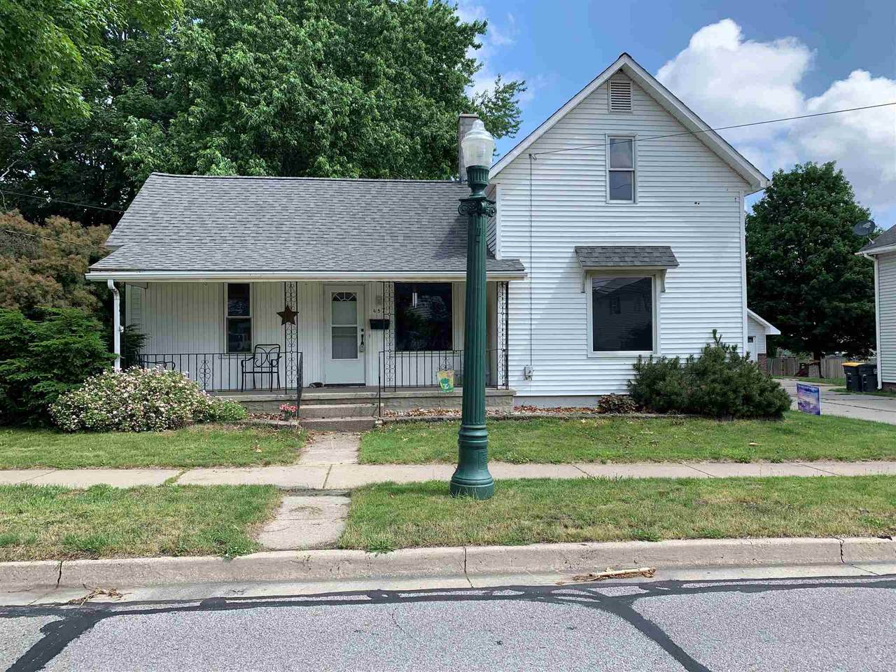 657 Dowling Street - Photo 1