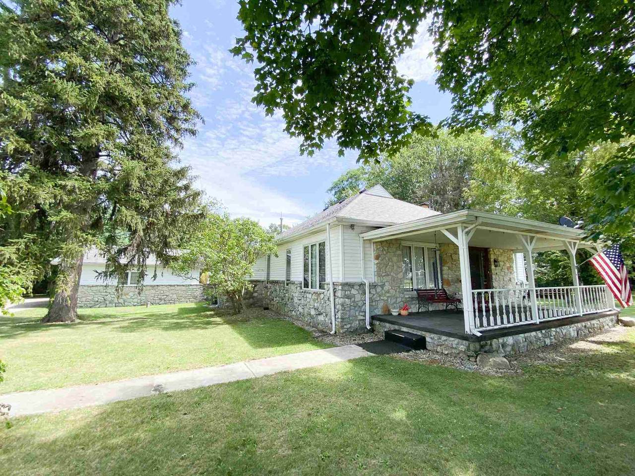 3851 975 W - Photo 1