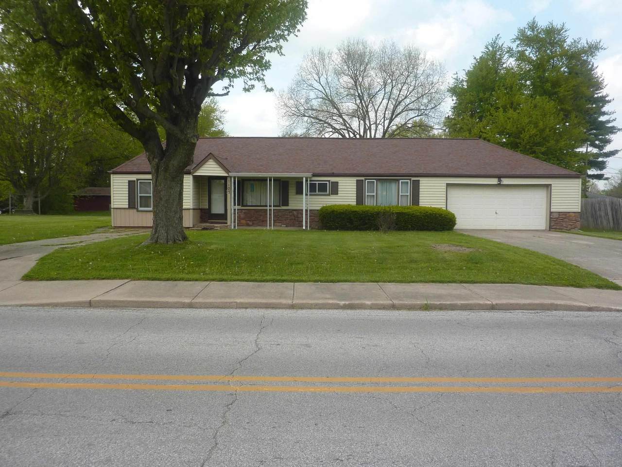 1107 33rd Street - Photo 1