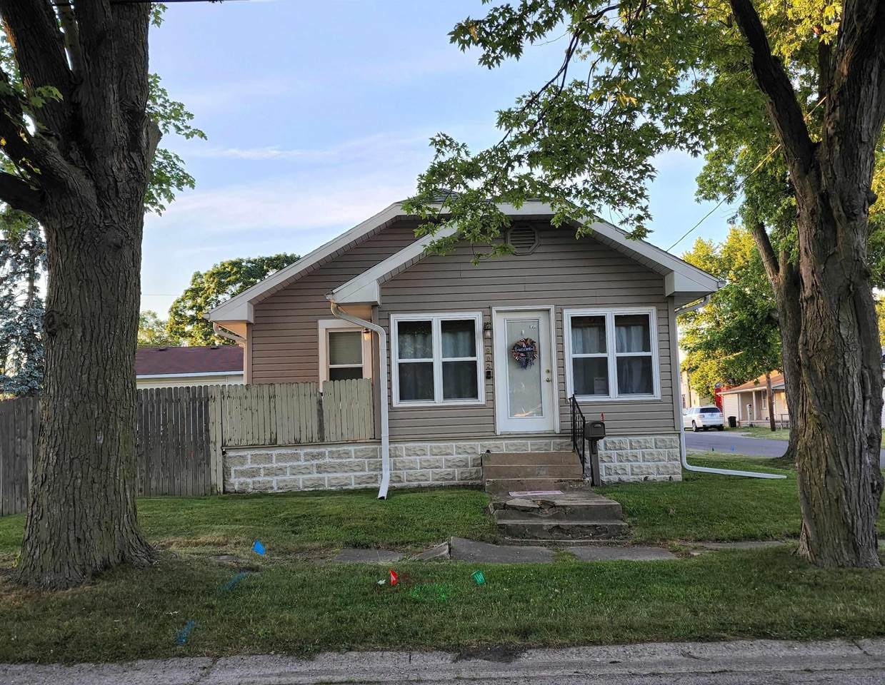 902 Paris Street - Photo 1