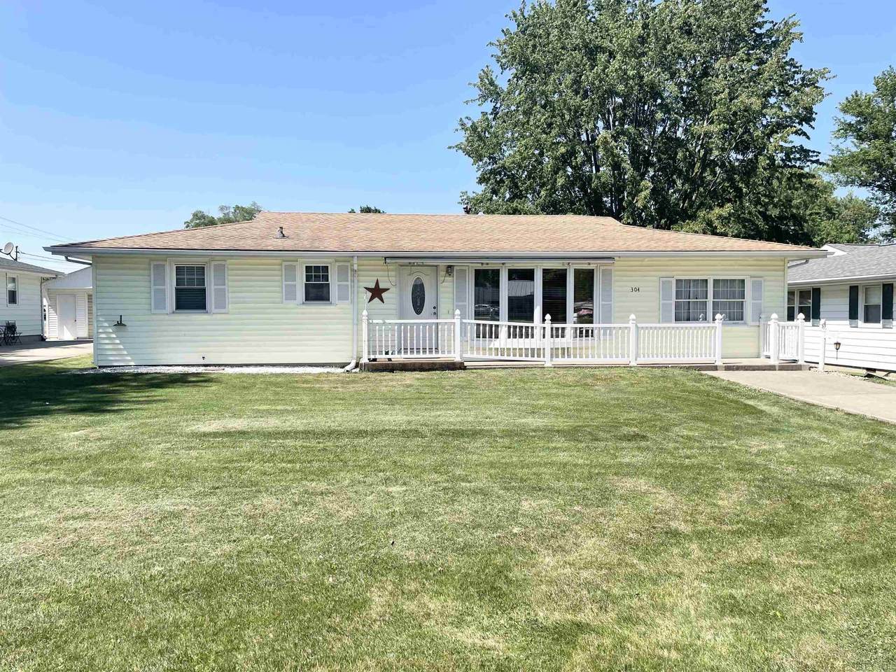 304 Hillcrest Drive - Photo 1