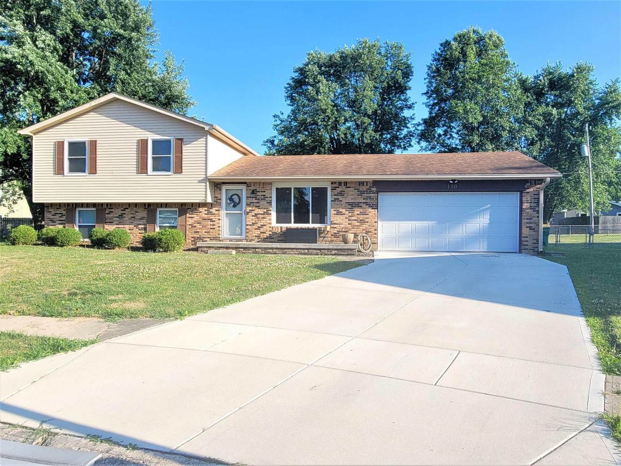 120 Victoria Court - Photo 1