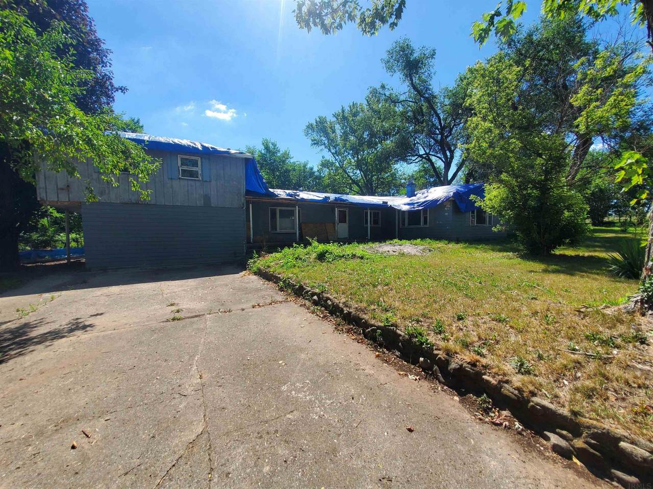 707 700 W - Photo 1