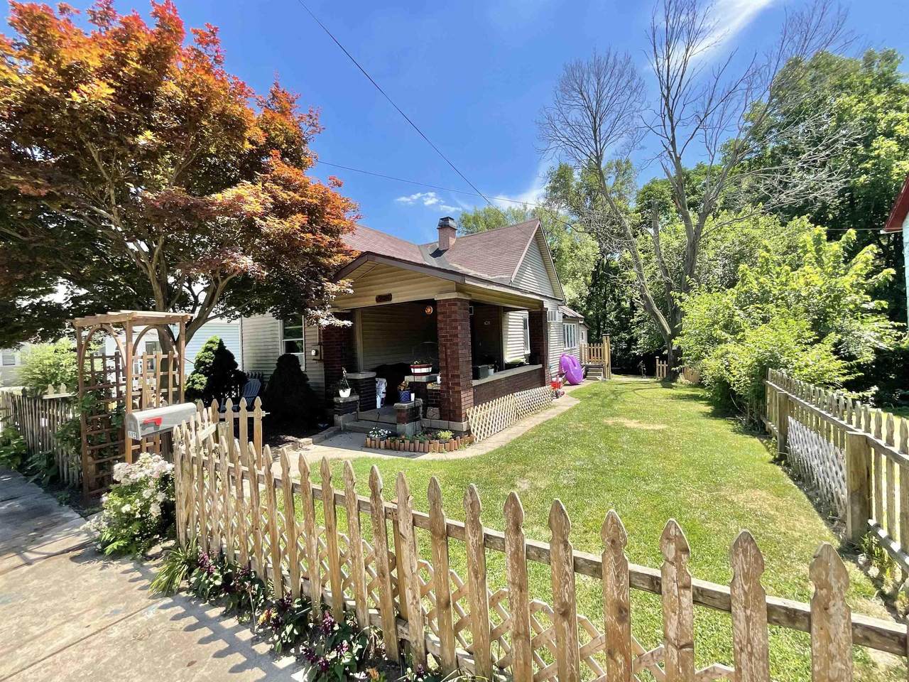 1128 Cummings Street - Photo 1