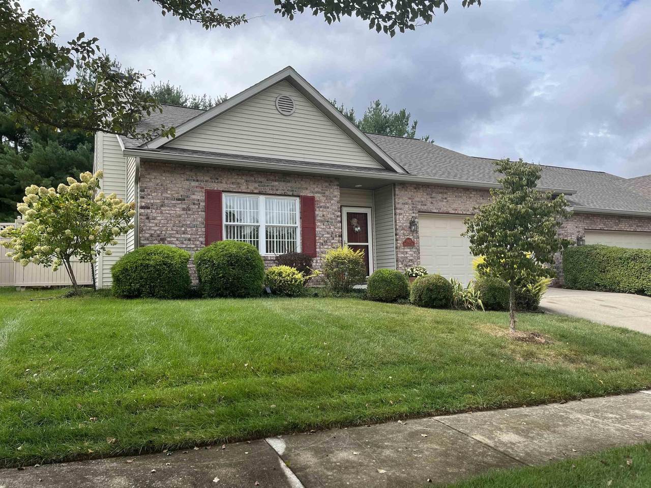 3925 Whitewood Way - Photo 1