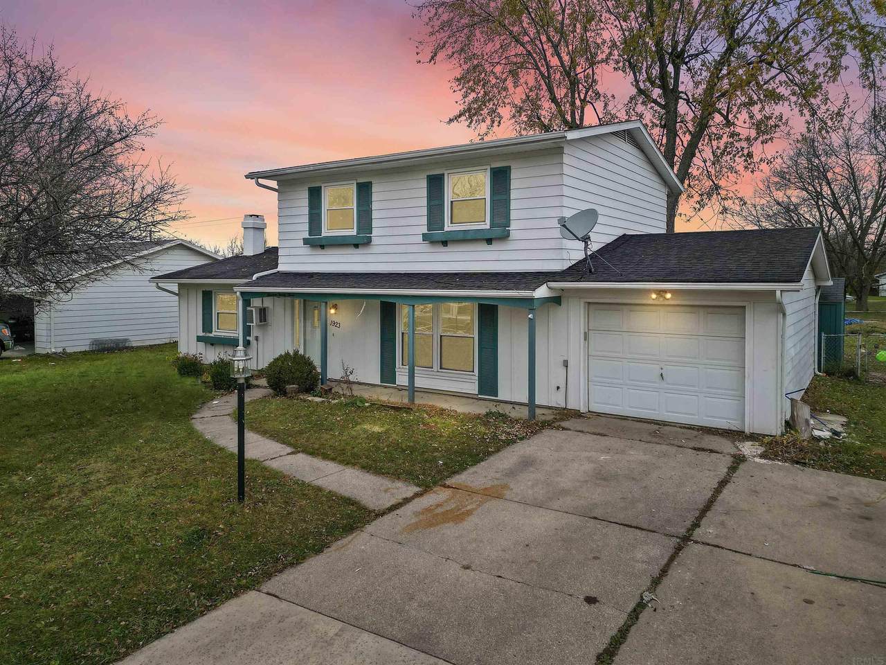 1923 Gladstone Drive - Photo 1