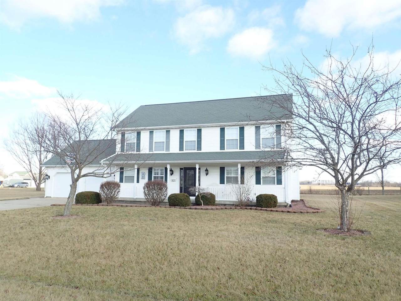 813 Maple Court - Photo 1