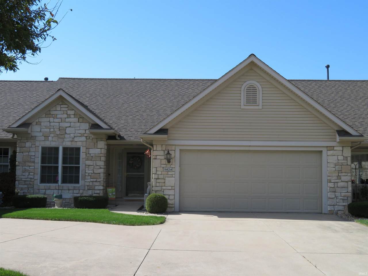 1424 Canterbury Court - Photo 1