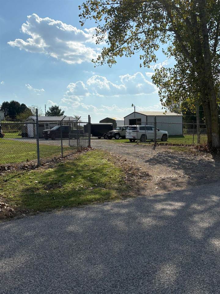 https://bt-photos.global.ssl.fastly.net/irmls/1280_boomver_1_202540259-2.jpg