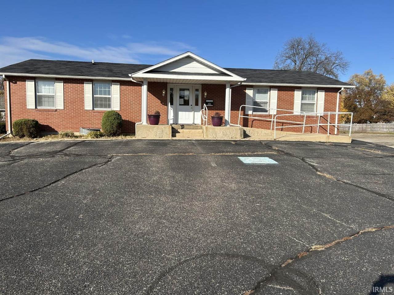 504 Colonial Court - Photo 1