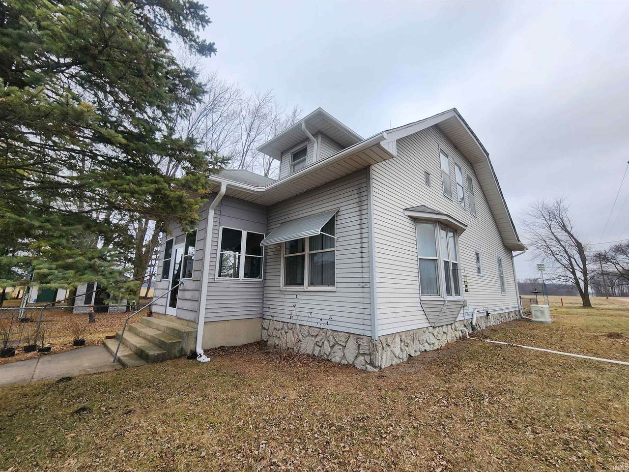 6049 300 E - Photo 1