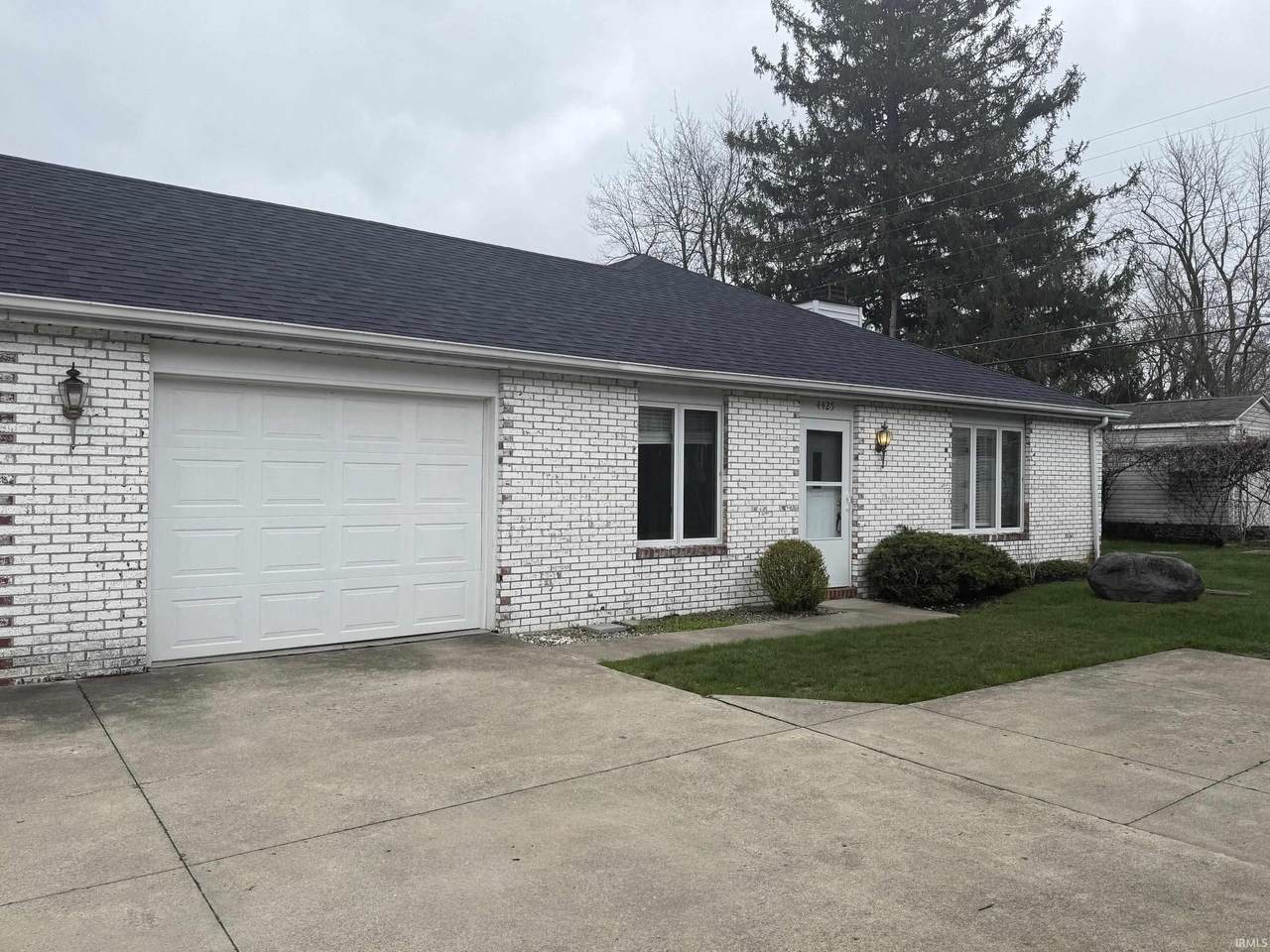 4425 Wheeling Avenue - Photo 1