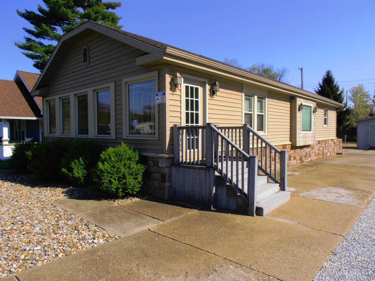 821 Jefferson Boulevard - Photo 1