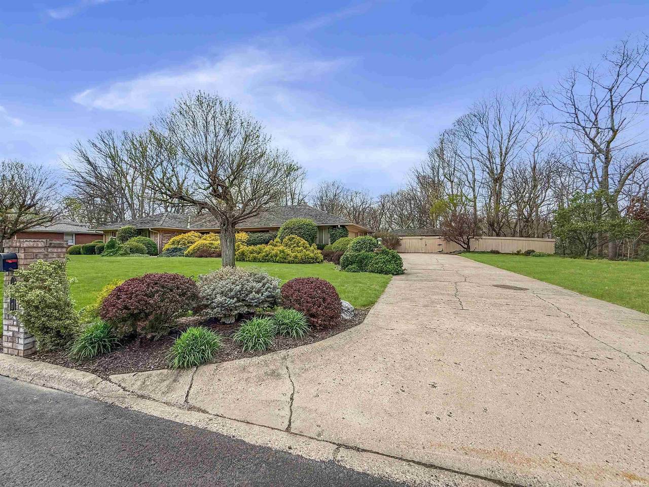 570 Golden Place - Photo 1