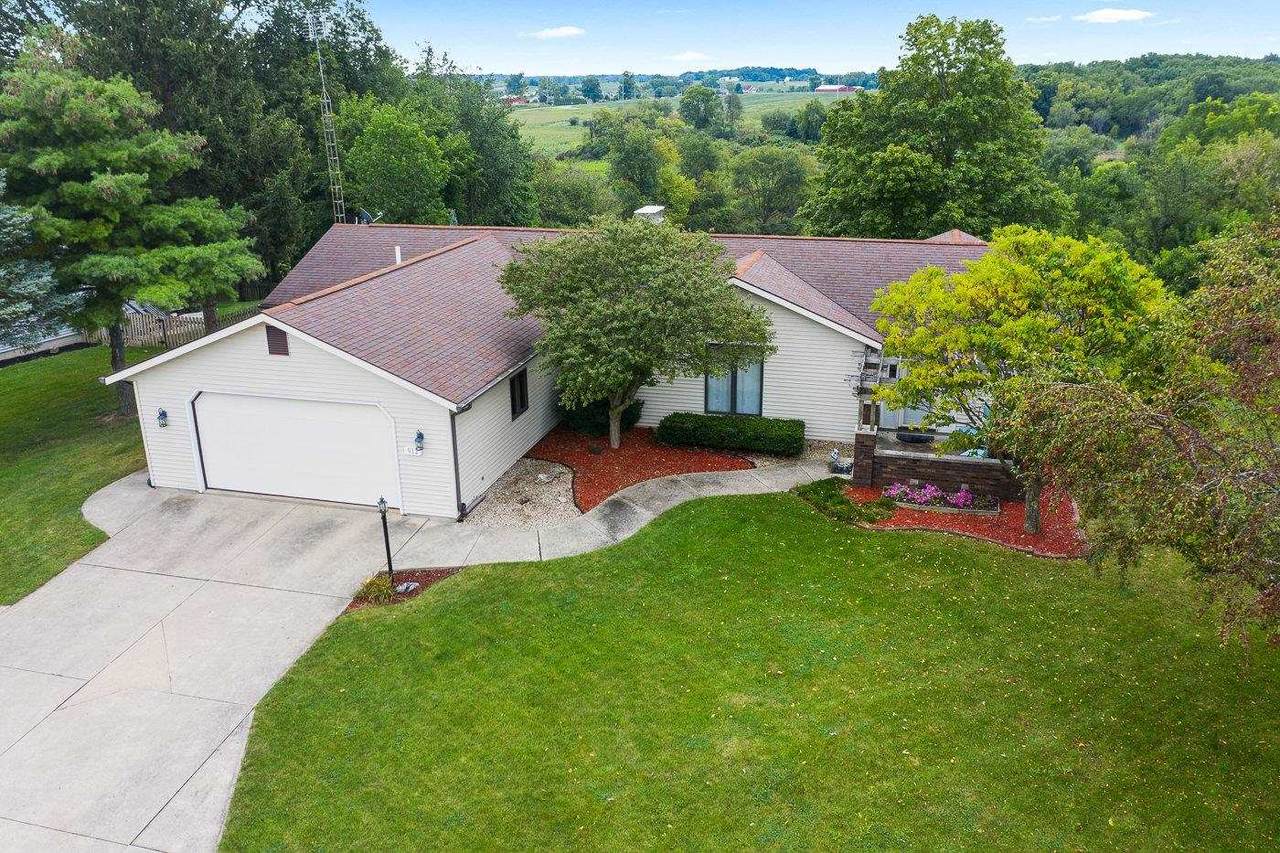 912 Bluffview Drive - Photo 1