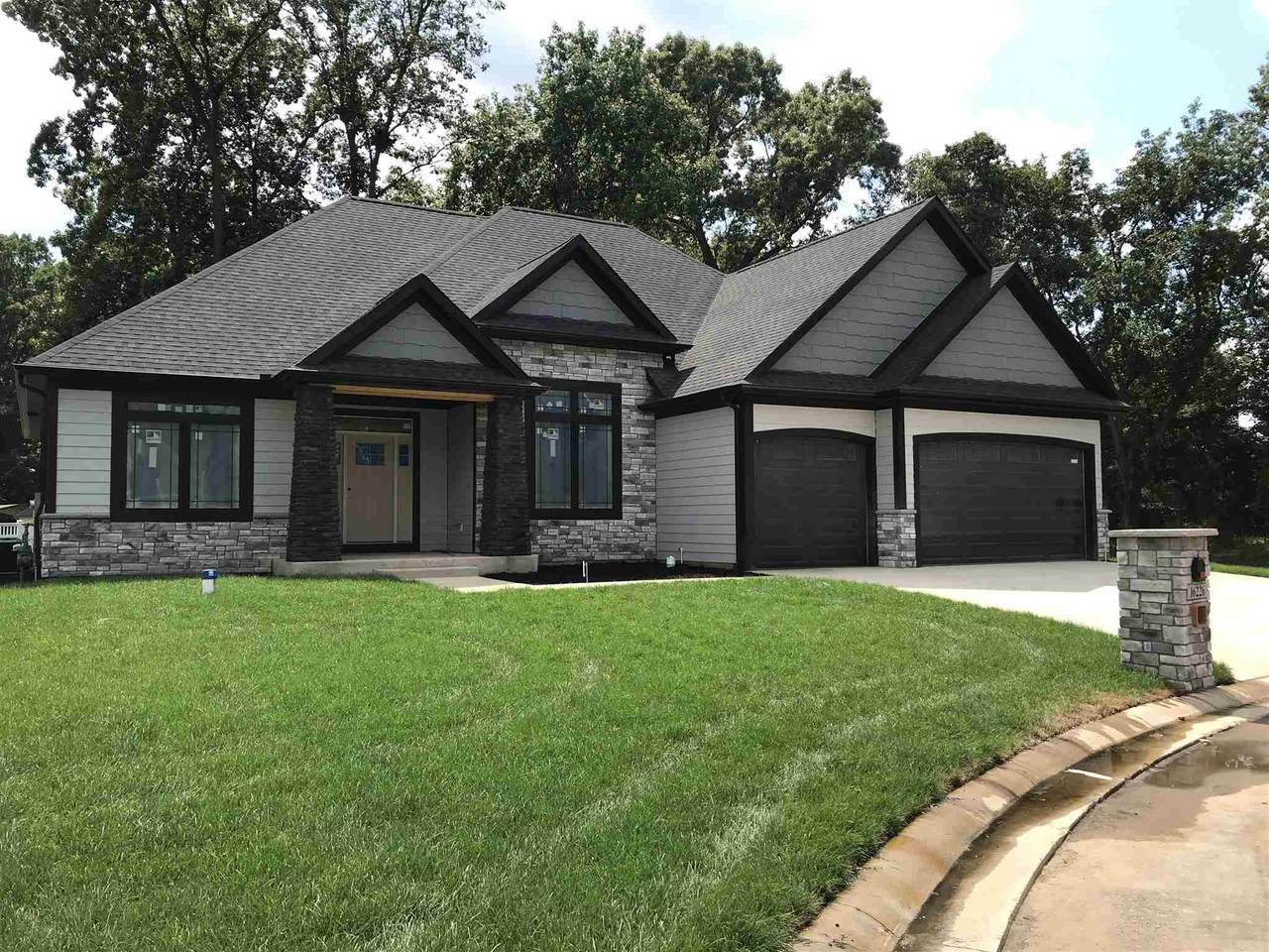 16226 Cobblestone Square Drive - Photo 1