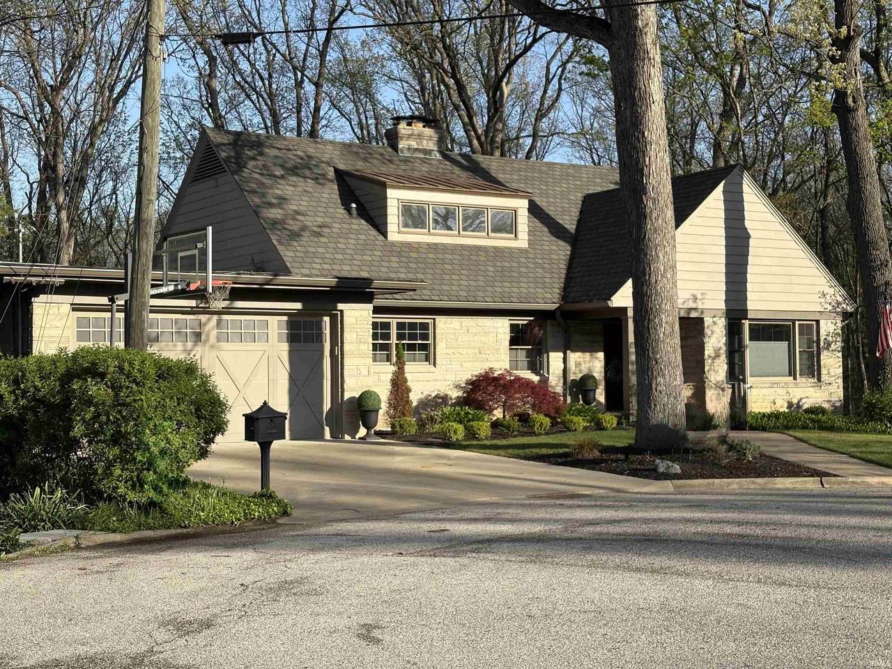 320 Laurel Drive - Photo 1