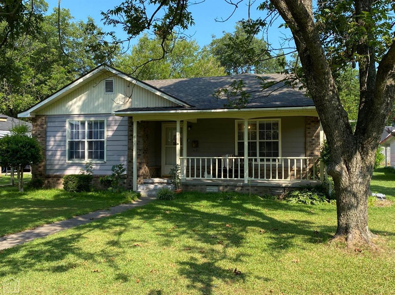 621 2nd Street - Photo 1