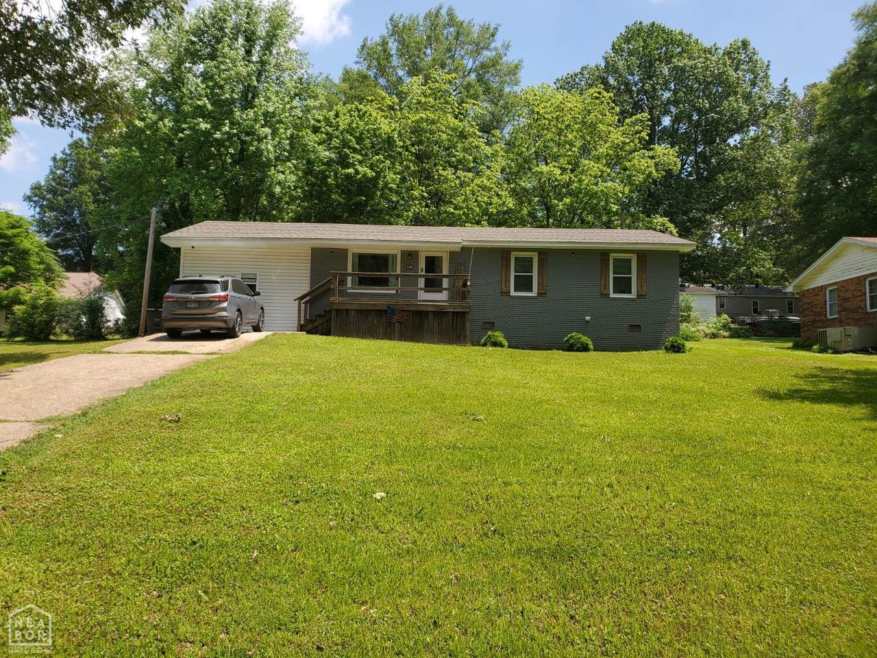690 Redwood - Photo 1