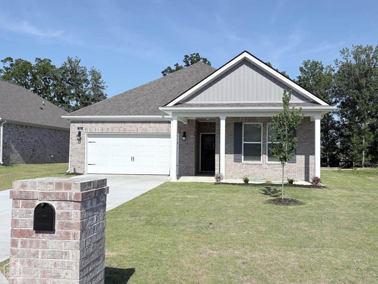 712 Edgemont Circle - Photo 1