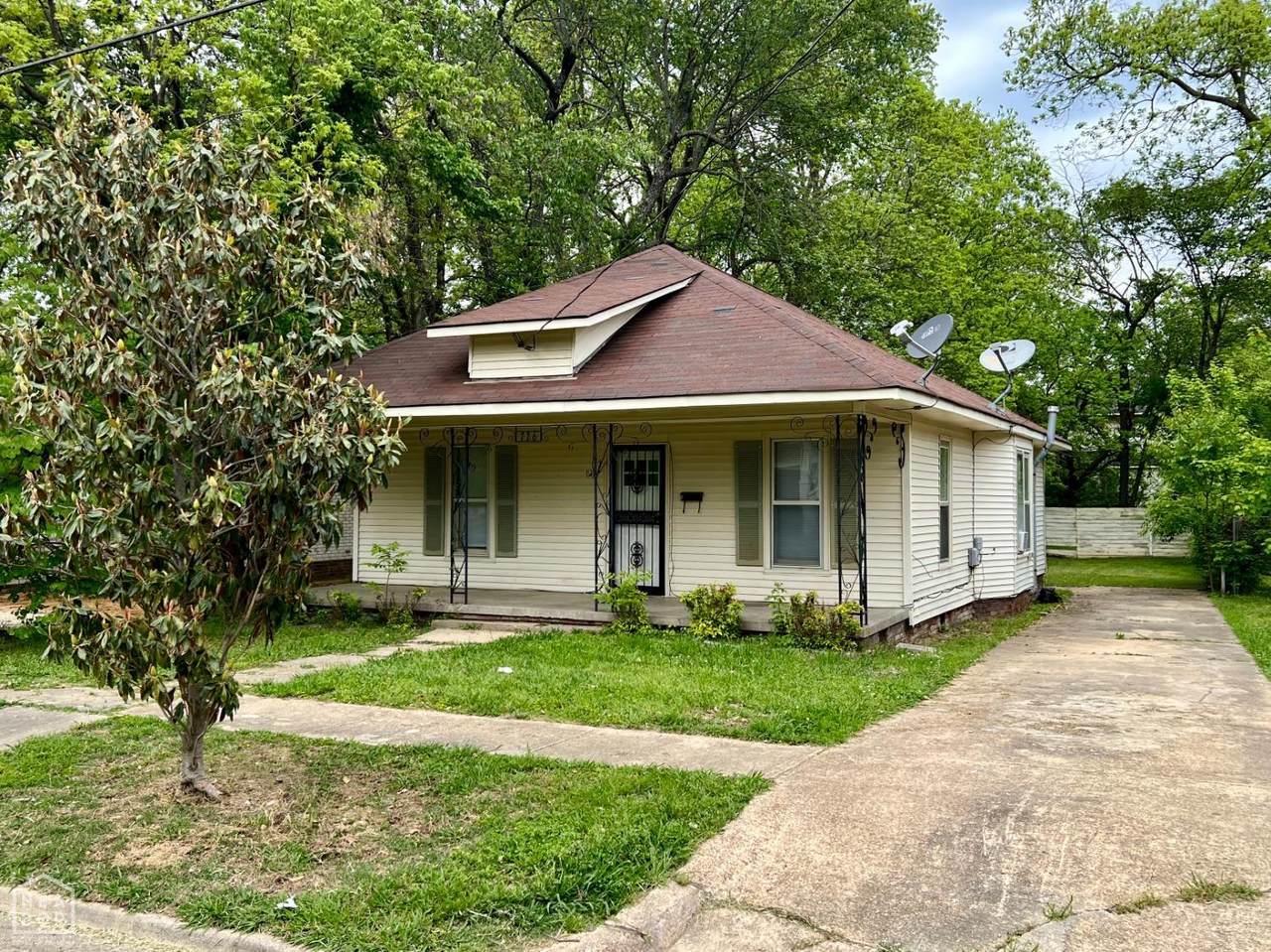 726 Warner Avenue - Photo 1