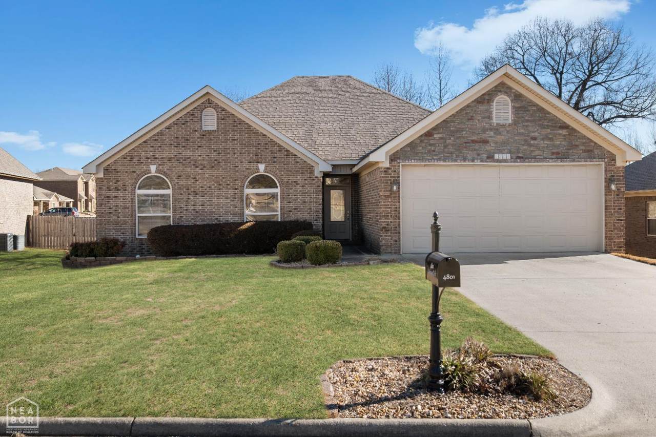 4801 Lochmoor Circle - Photo 1