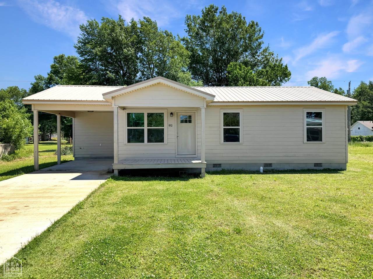 812 Ellis Avenue - Photo 1