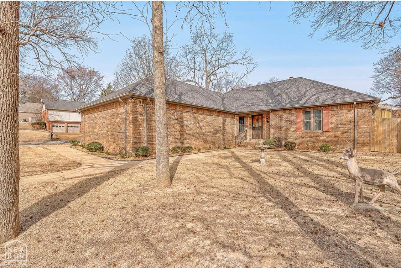 700 Oak Hollow Ln - Photo 1