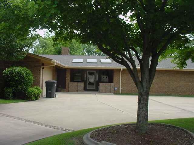 1812 Macarthur - Photo 1
