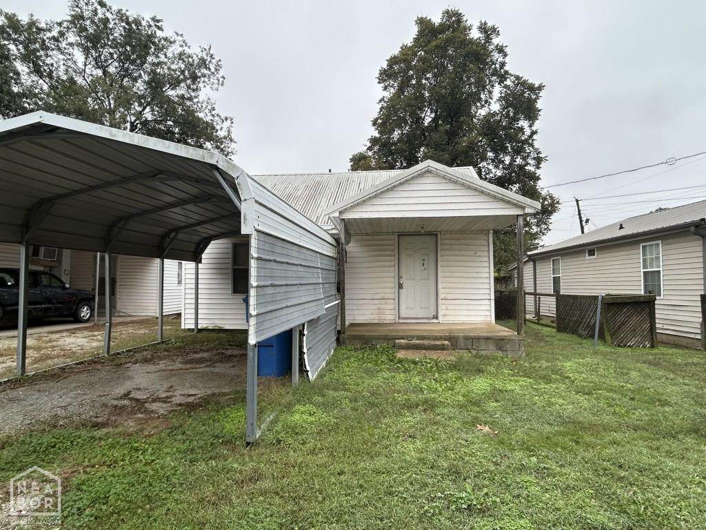 725 Sharon Circle - Photo 1