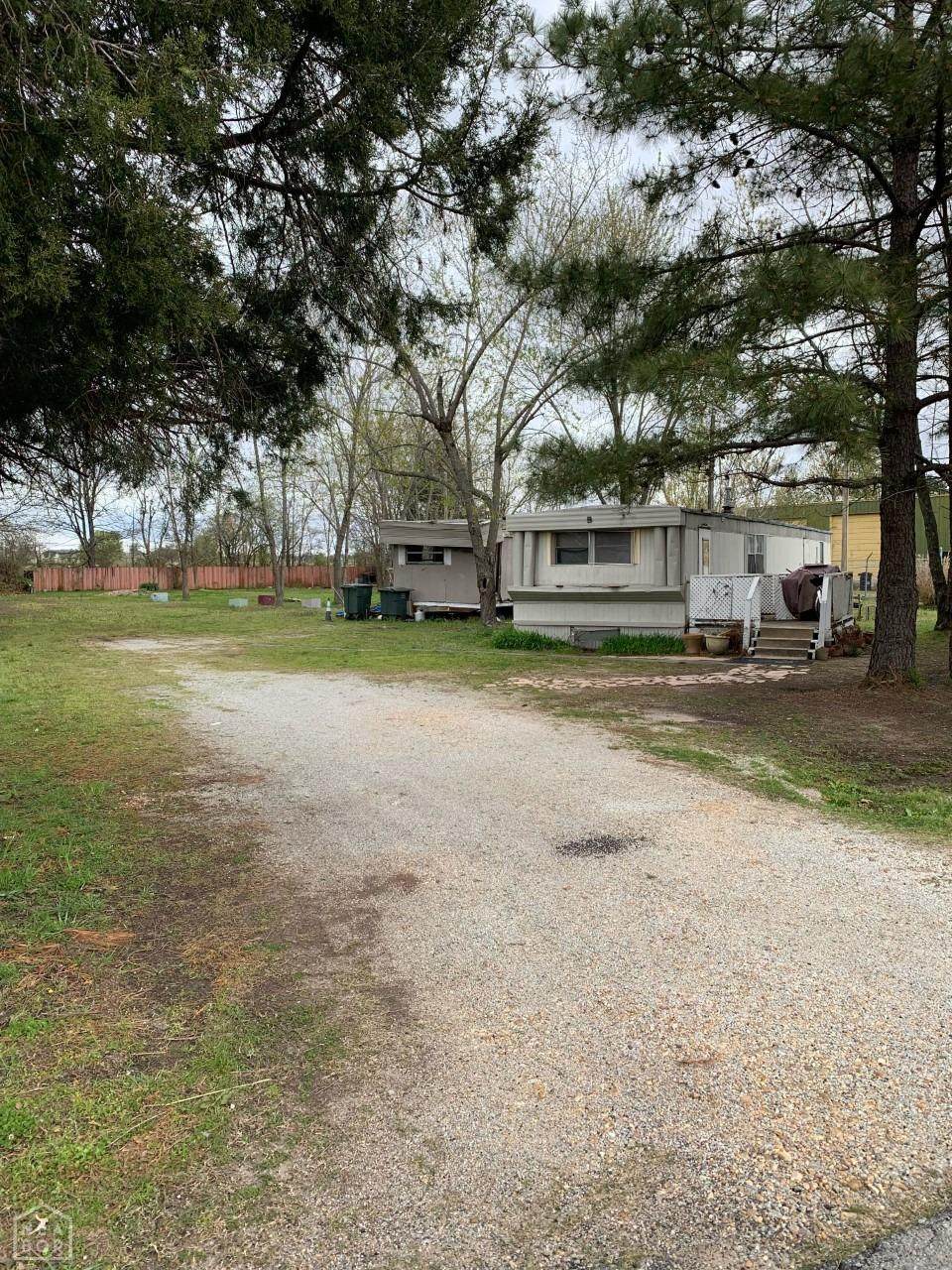 105 Brooks - Photo 1