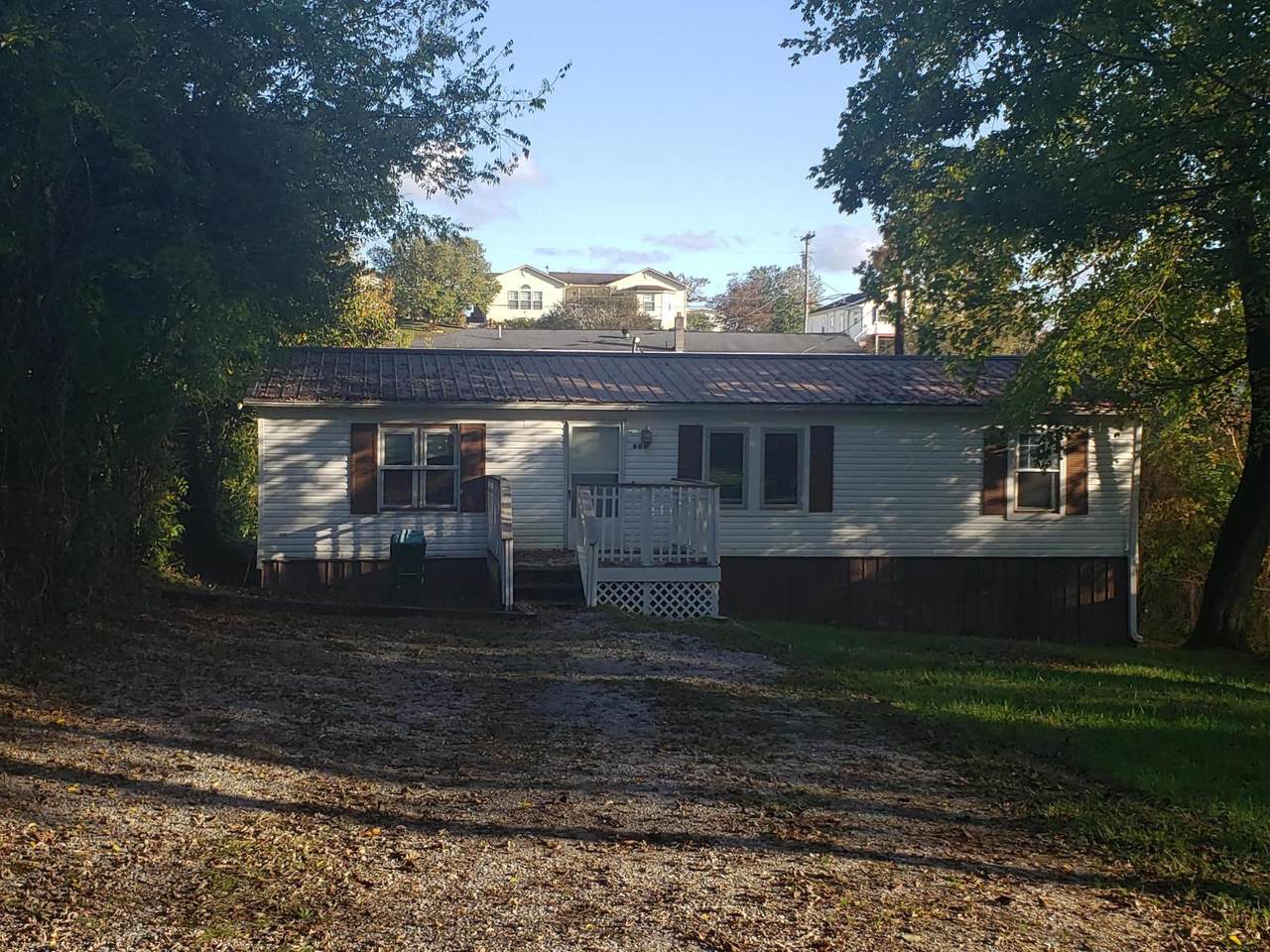 606 Beech St - Photo 1