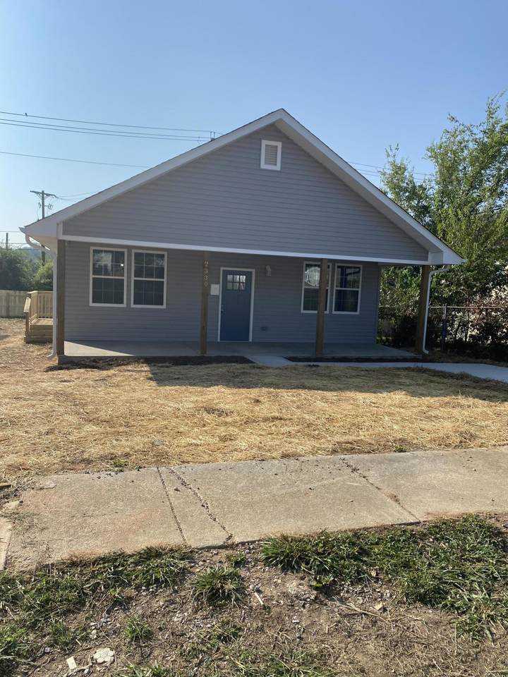 2330 Parkview Ave - Photo 1