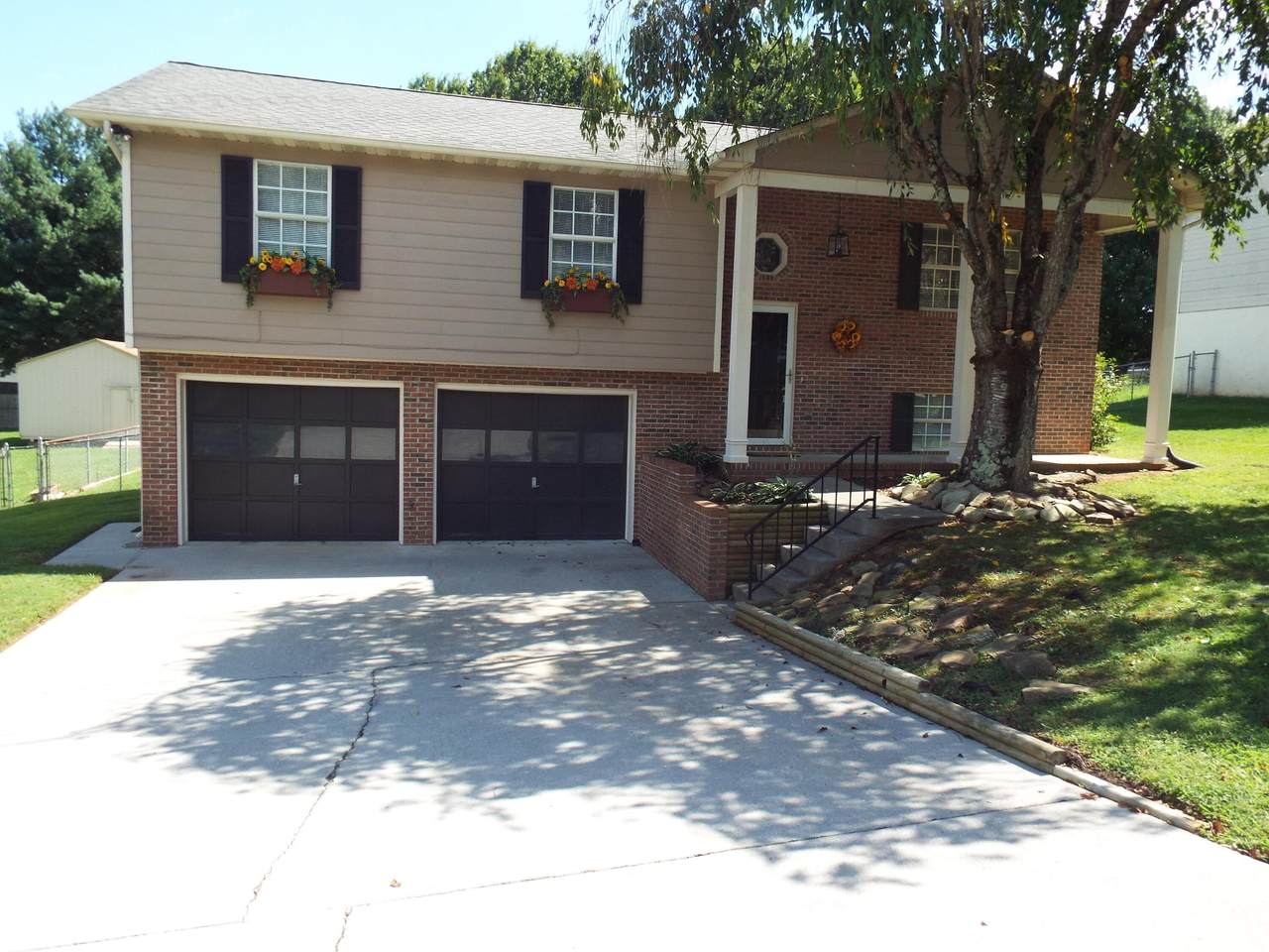 414 Danbury Court - Photo 1