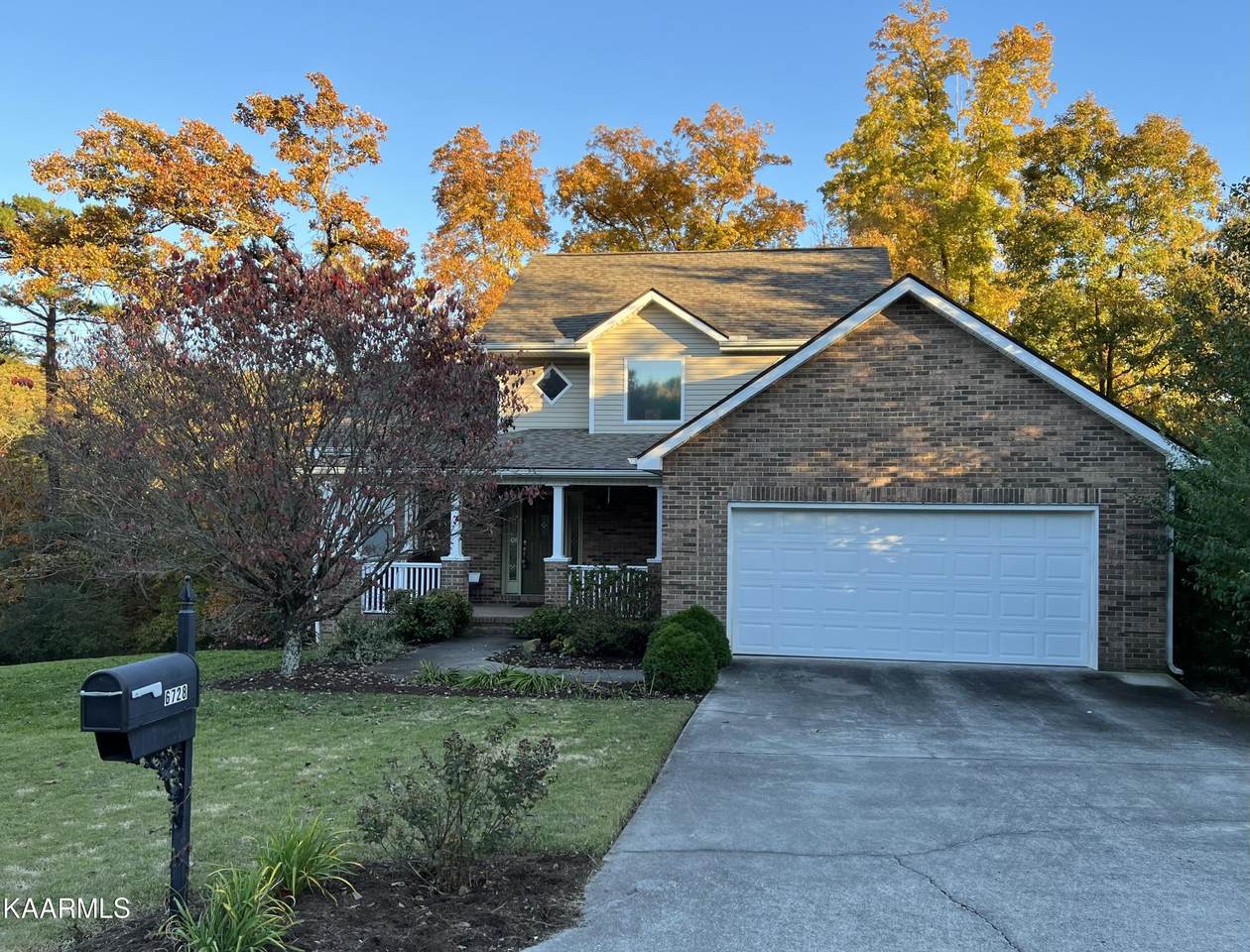 6728 Creekhead Drive - Photo 1
