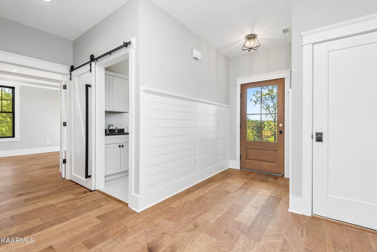 504 Simmons View Drive - Photo 1